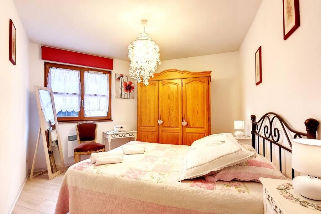 Chez Romane - Appartement Avec Parking リクヴィール エクステリア 写真